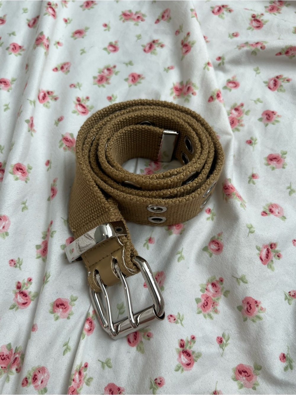 khaki tan canvas belt with silver grommets and buckle, good quality - Picture 3 of 4